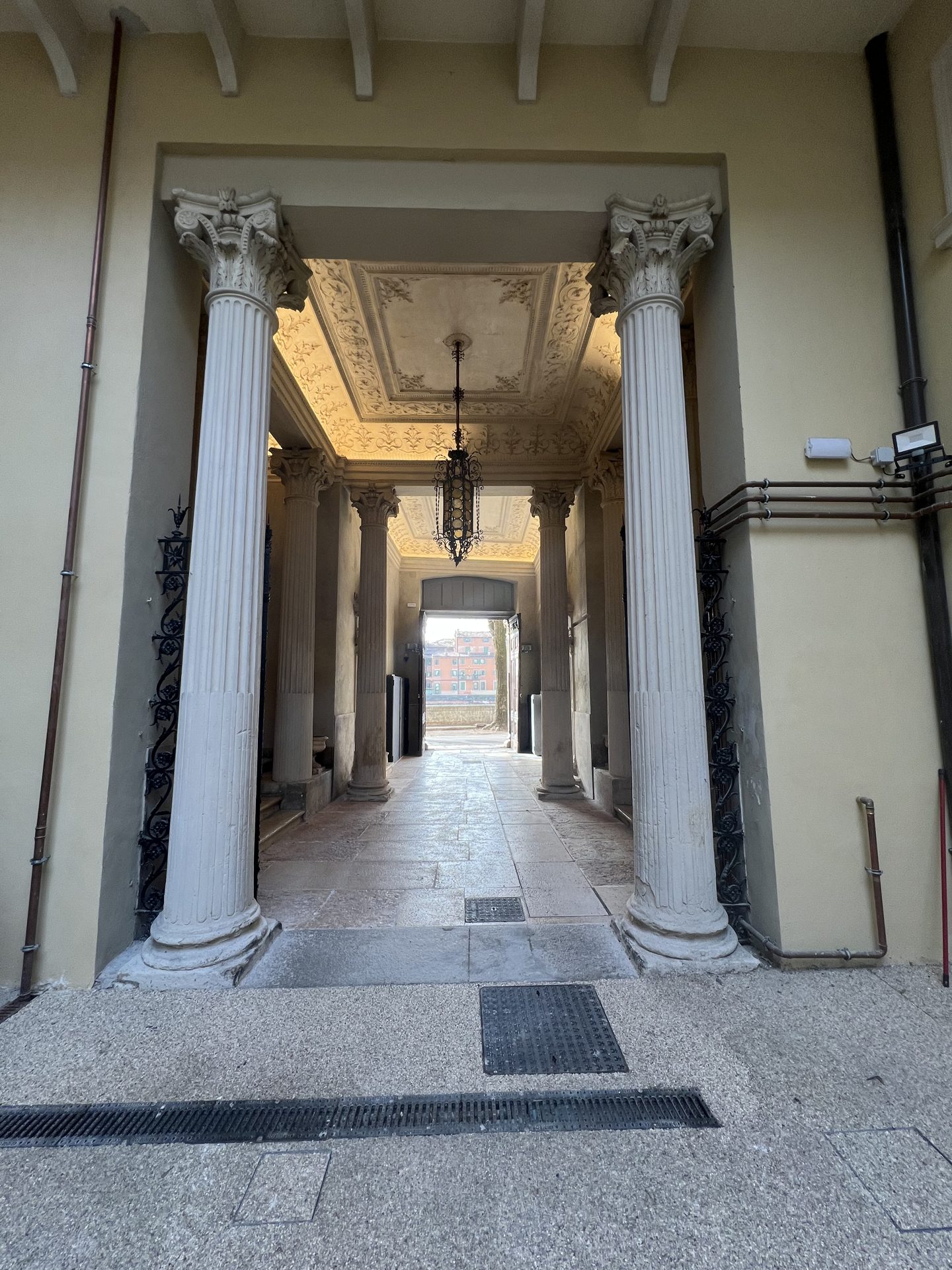 Androne con colonne corinzie
