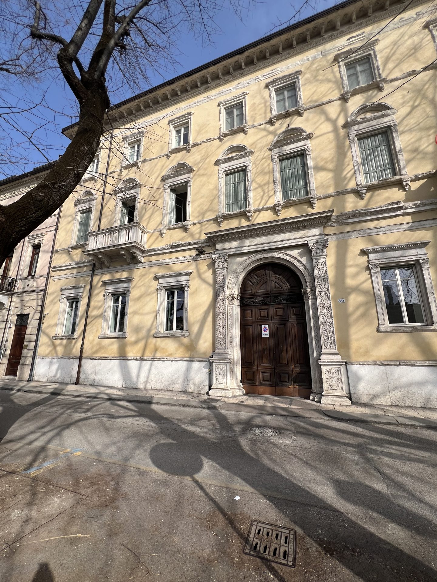 Facciata, scorcio con balconi