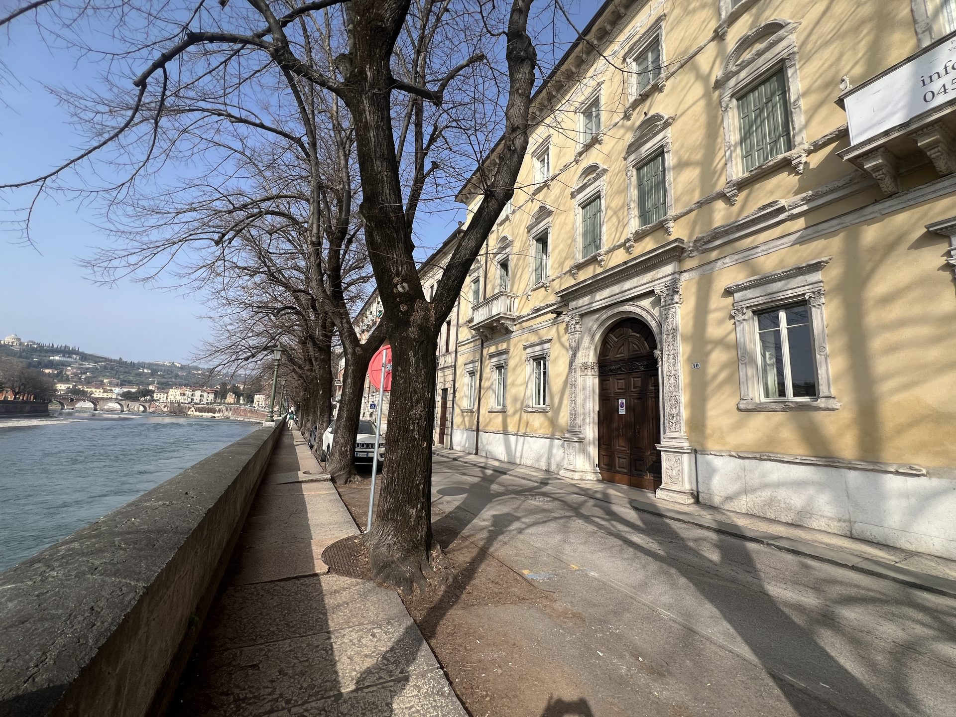 Il palazzo sul Lungadige Re Teodorico, con l'Adige